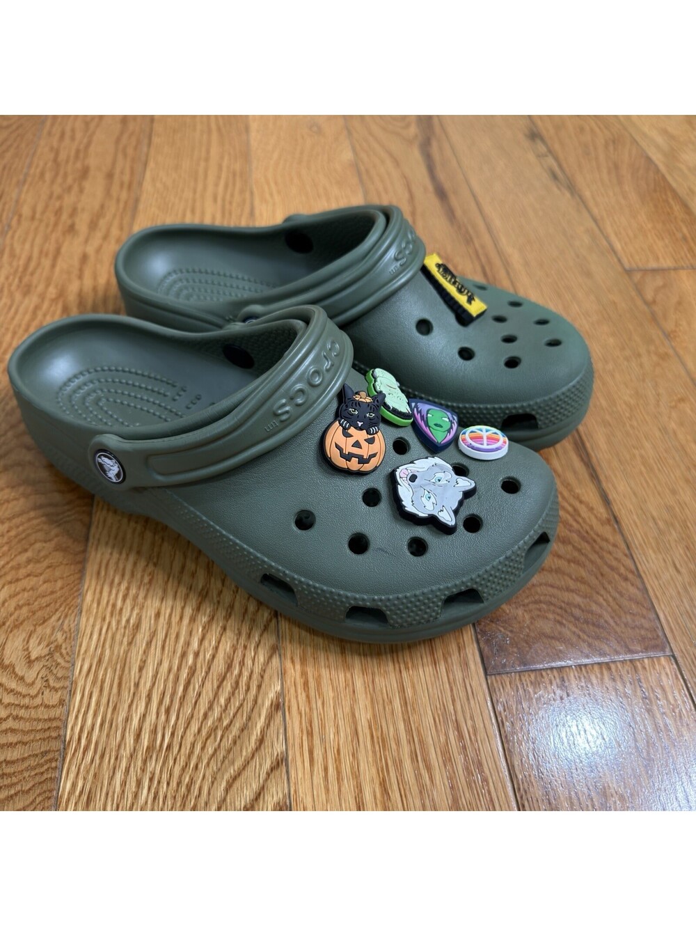 Crocs Classic Clog Olive Green Clogs Men’s 6 Women’s 8 w/ Jibbitz Charms